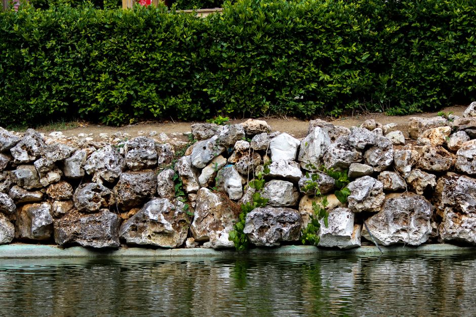 Natural stone retaining wall